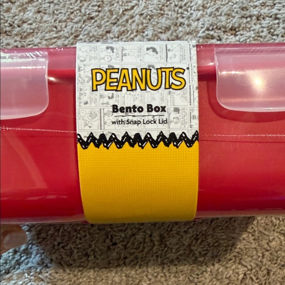 Peanuts Red and Yellow Bento Box with Snoopy and Charlie Brown - Picture 3 of 4